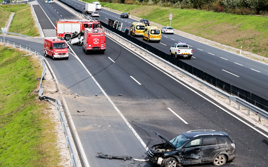 Elaludt egy fiatal nő a kormány mellett, három autó tört össze a M6-oson